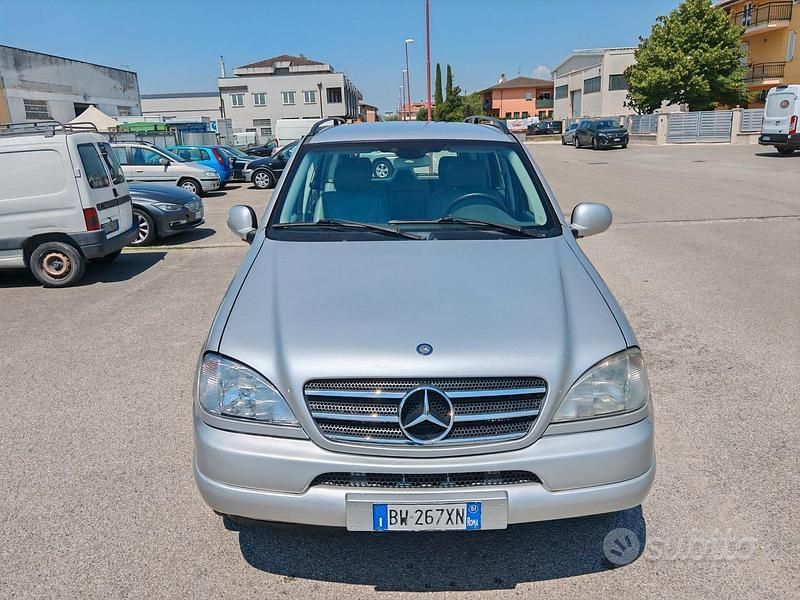 Usata Mercedes ML270 163 CV (119 kW) 2001 Grigio SUV