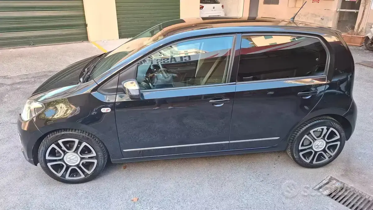 Usata VW up! Highline 75 CV (55 kW) 2014 Nero Utilitaria