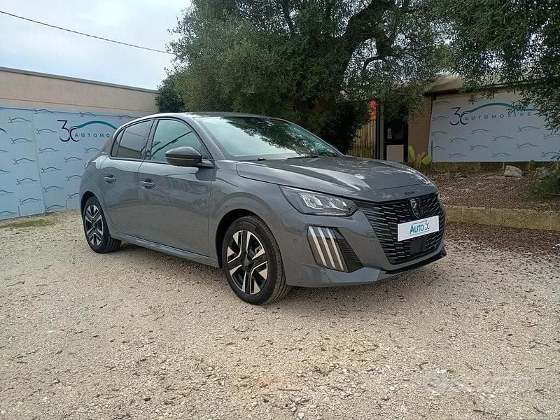 Grigio Usata 2024 Peugeot 208 Allure Due volumi | 16.300 € (Buon prezzo) - Immagine 1/4