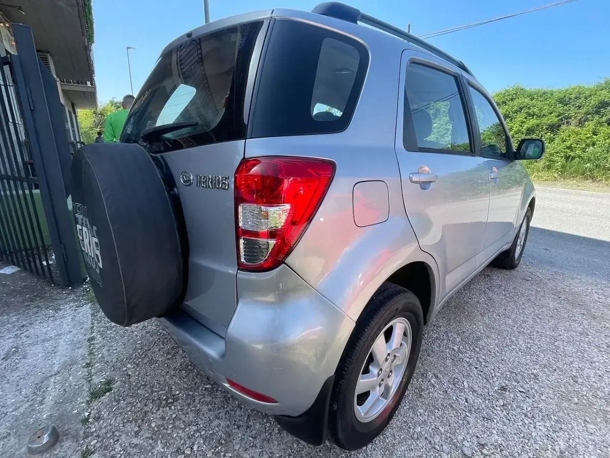 Usata Daihatsu Terios 86 CV (63 kW) 2006 Argento SUV