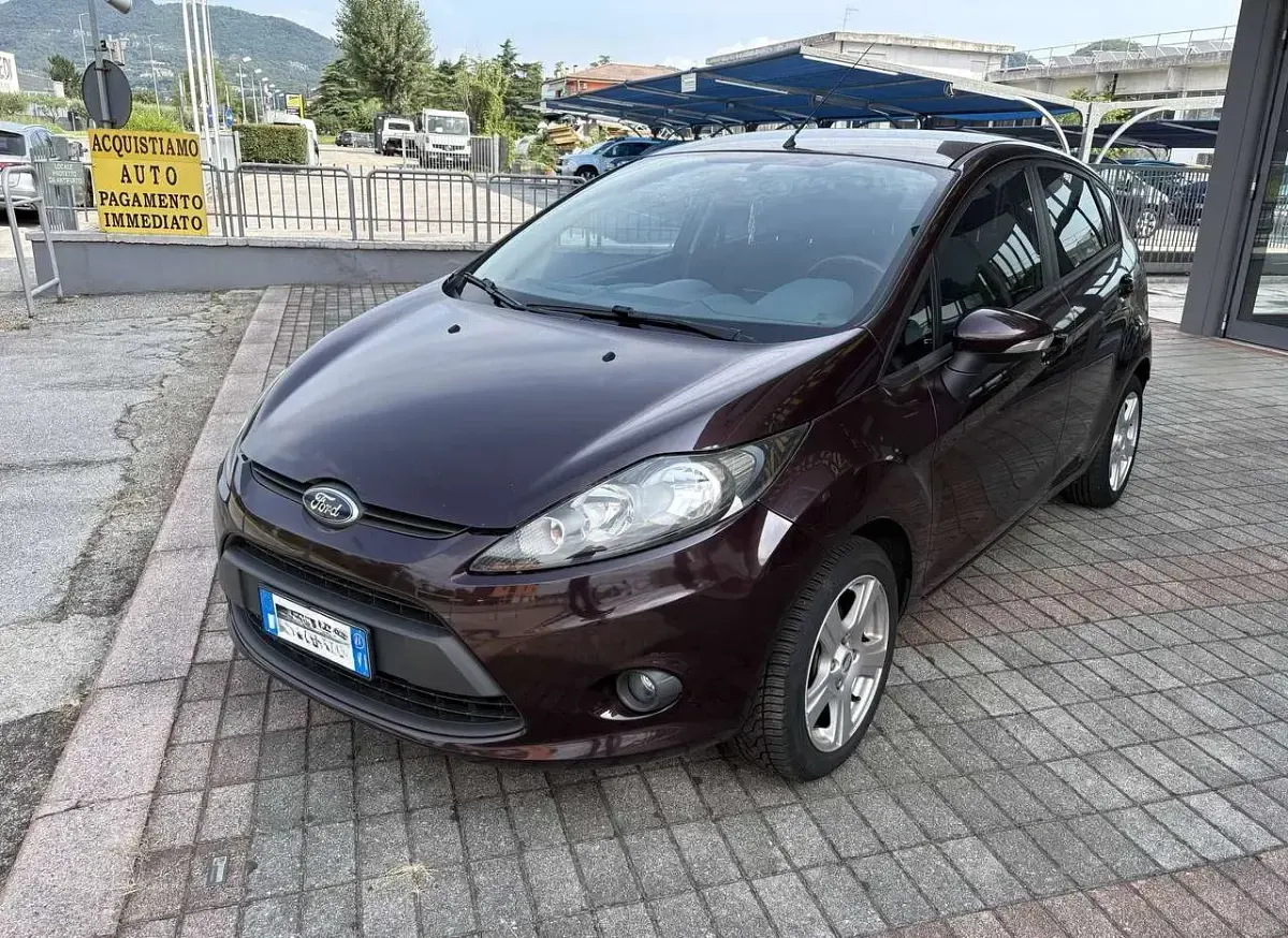 Usata Ford Fiesta 92 CV (67 kW) 2010 Prugna Berlina