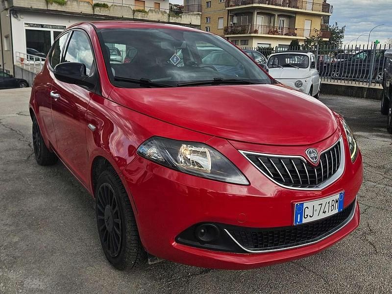 Usata Lancia Ypsilon Silver 69 CV (50 kW) 2022 Rosso Utilitaria