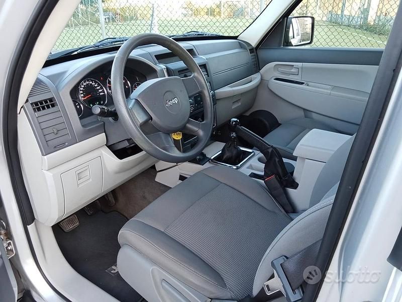 Usata Jeep Cherokee Sport 177 CV (130 kW) 2009 Grigio SUV