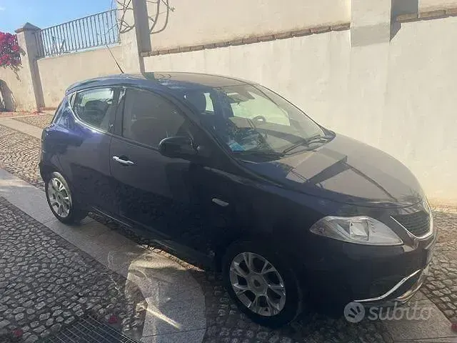 Usata Lancia Ypsilon 60 CV (44 kW) 2016 Blu Utilitaria