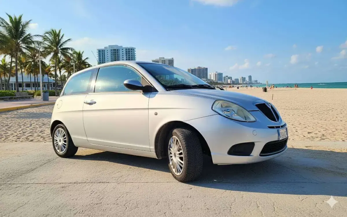 Usata Lancia Ypsilon 60 CV (44 kW) 2008 Argento Utilitaria