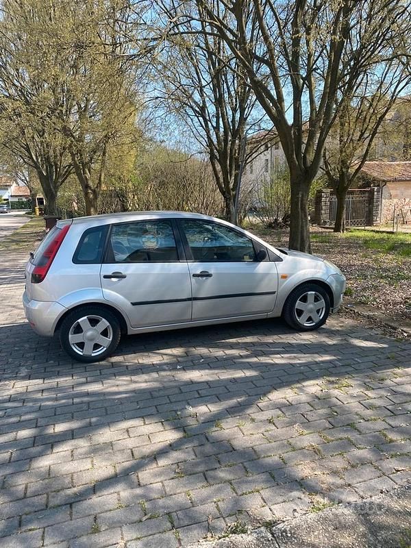 Usata Ford Fiesta 60 CV (44 kW) 2004 Utilitaria
