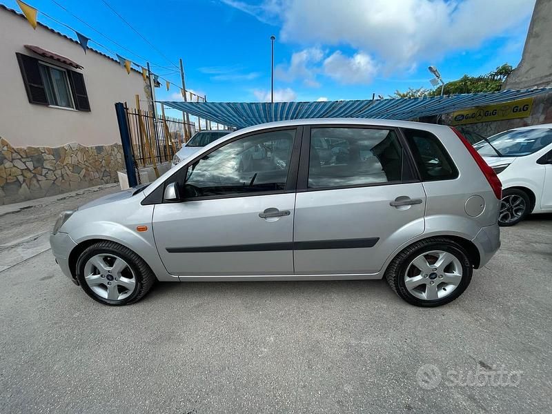 Grigio Usata 2006 Ford Fiesta Tre volumi | 1700 € (Ottimo prezzo) - Immagine 1/4