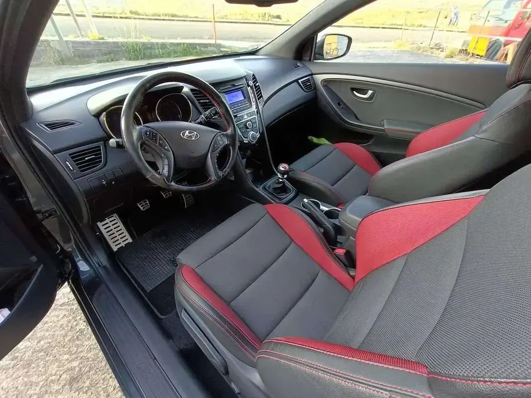 Usata Hyundai i30 Turbo 186 CV (136 kW) 2016 Marrone Berlina