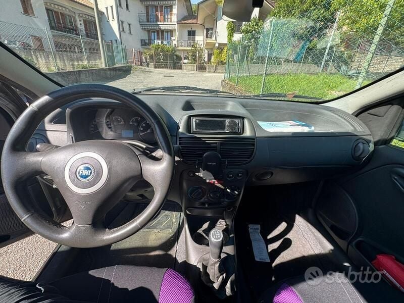 Usata Fiat Punto 80 CV (58 kW) 2005 Verde Utilitaria