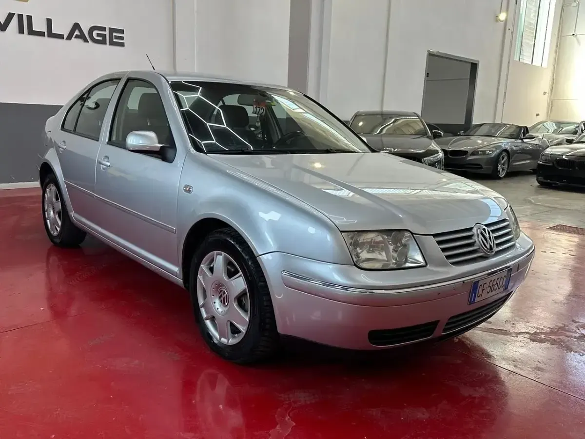 Usata VW Bora Highline 131 CV (96 kW) 2003 Argento Berlina