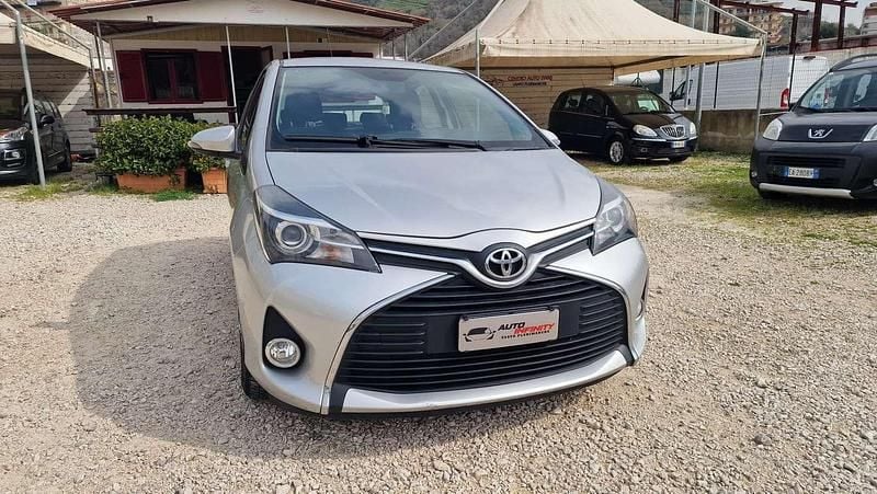 Usata Toyota Yaris Lounge 69 CV (50 kW) 2016 Argento Berlina
