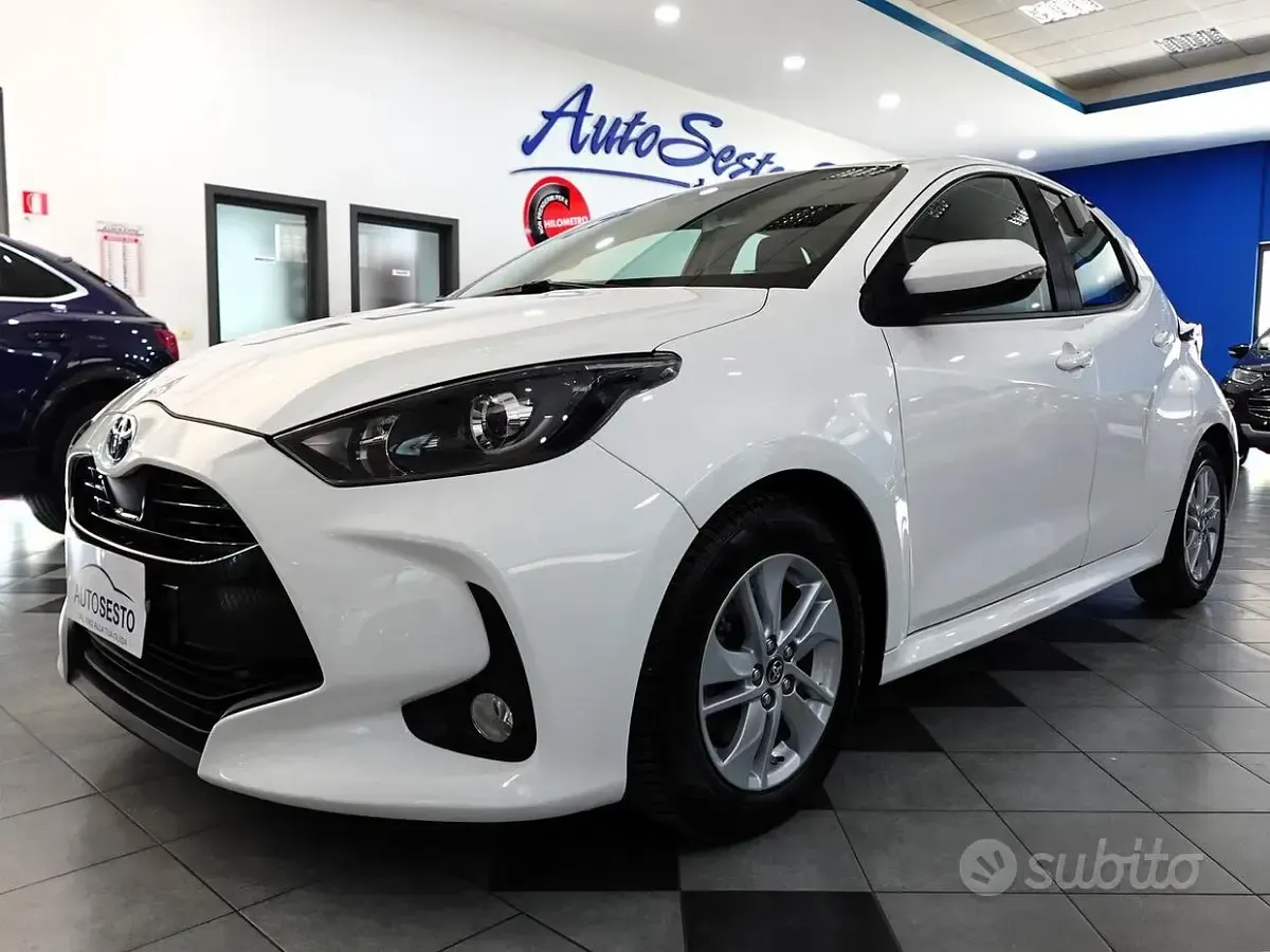 Usata Toyota Yaris Hybrid Business Edition 116 CV (85 kW) 2021 Bianco Berlina