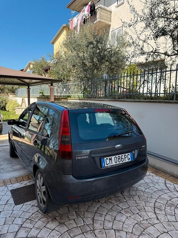 Usata Ford Fiesta 68 CV (50 kW) 2004 Grigio Utilitaria