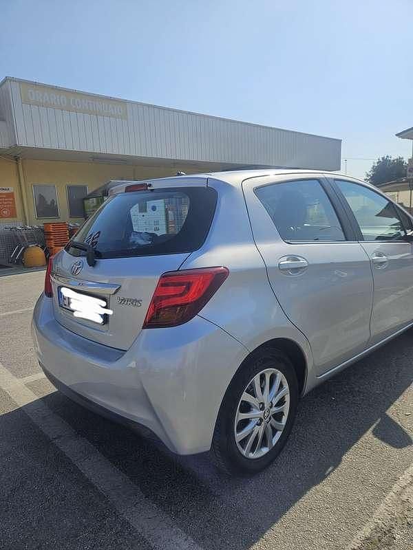 Usata Toyota Yaris Lounge 90 CV (66 kW) 2014 Argento Utilitaria