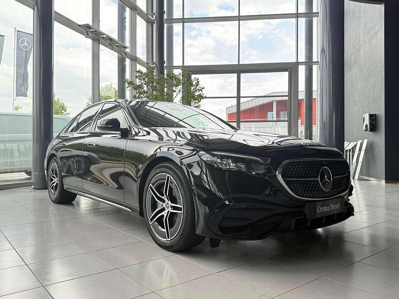 Nero ossidiana Nuova 2025 Mercedes E220 Advanced Tre volumi | 68.950 € (Ottimo prezzo) - Immagine 1/4