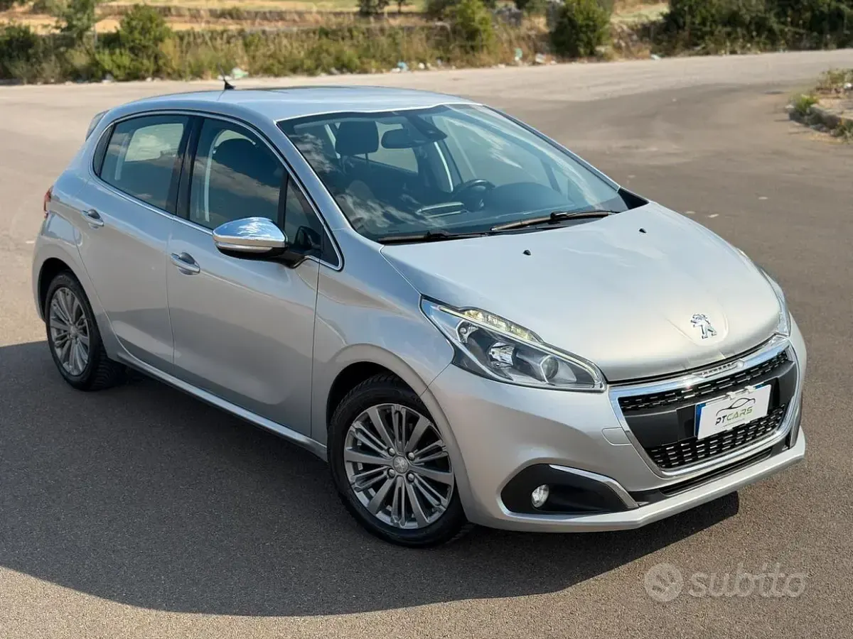 Usata Peugeot 208 Allure 100 CV (73 kW) 2017 Grigio Utilitaria
