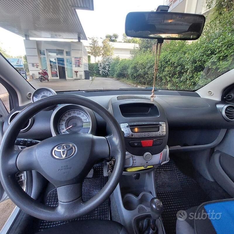 Usata Toyota Aygo 67 CV (49 kW) 2007 Grigio Utilitaria