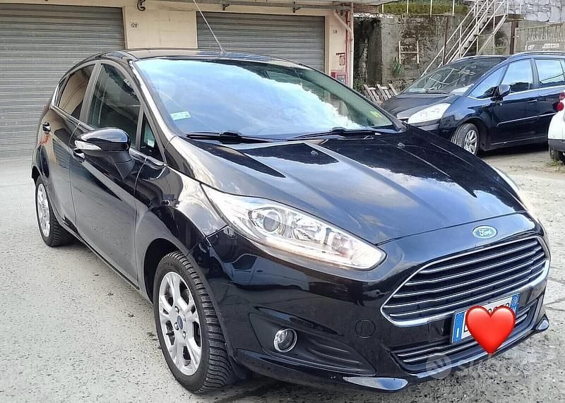 Usata Ford Fiesta 100 CV (73 kW) 2015 Nero Berlina