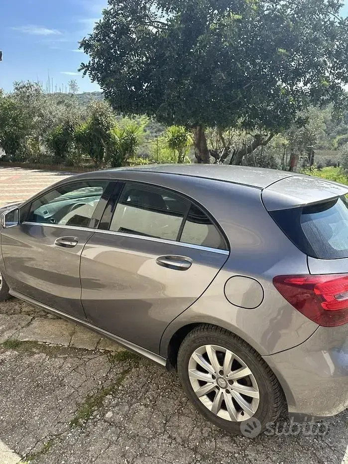 Usata Mercedes A180 109 CV (80 kW) 2014 Grigio Berlina