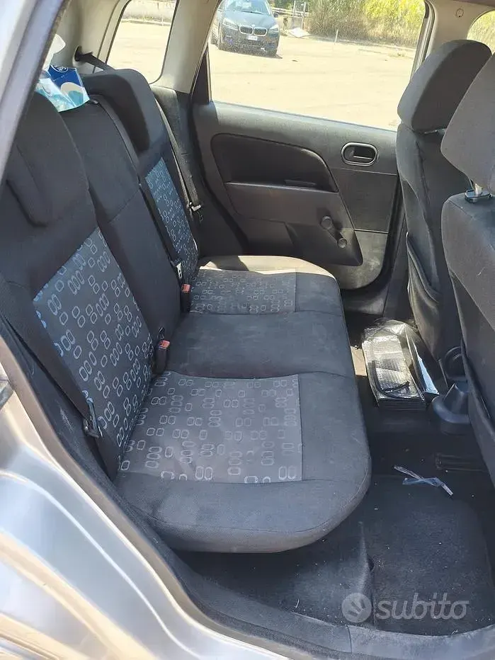 Usata Ford Fiesta 75 CV (55 kW) 2005 Grigio Utilitaria