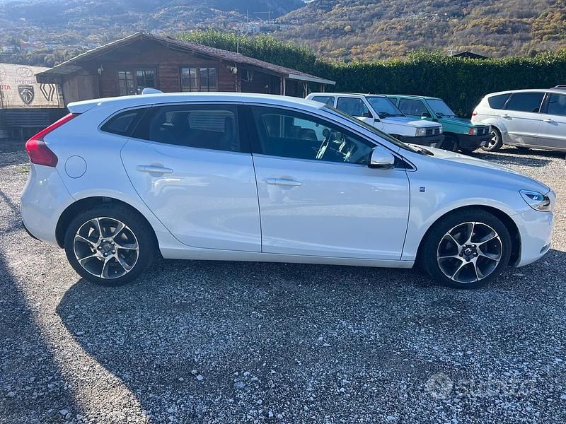 Usata Volvo V40 Business Edition 119 CV (87 kW) 2016 Bianco Berlina