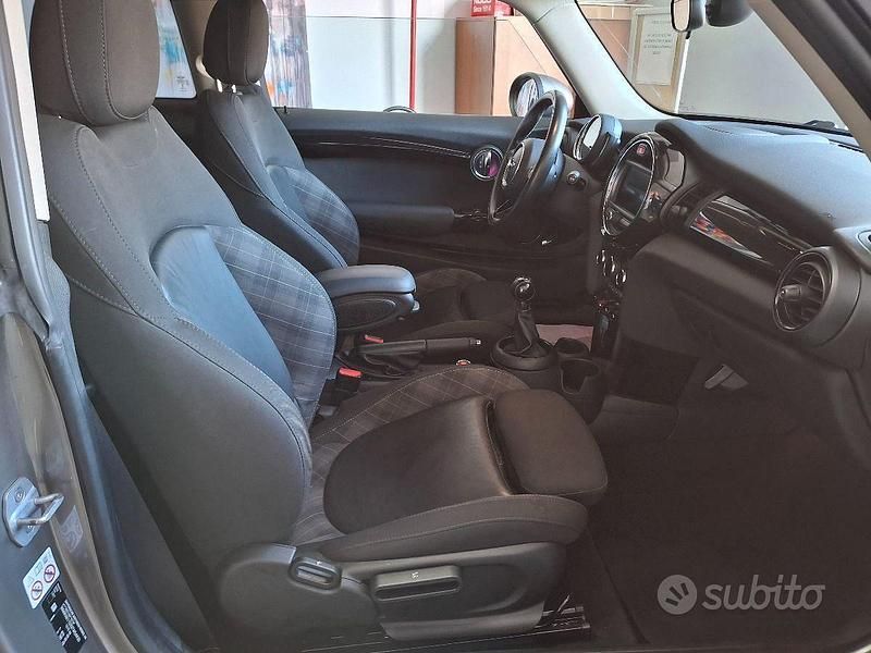 Begagnad Mini ONE Hype 102 HK (75 kW) 2019 Grå Halvkombi