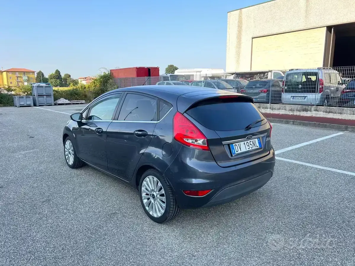 Usata Ford Fiesta Titanium 82 CV (60 kW) 2009 Grigio Berlina