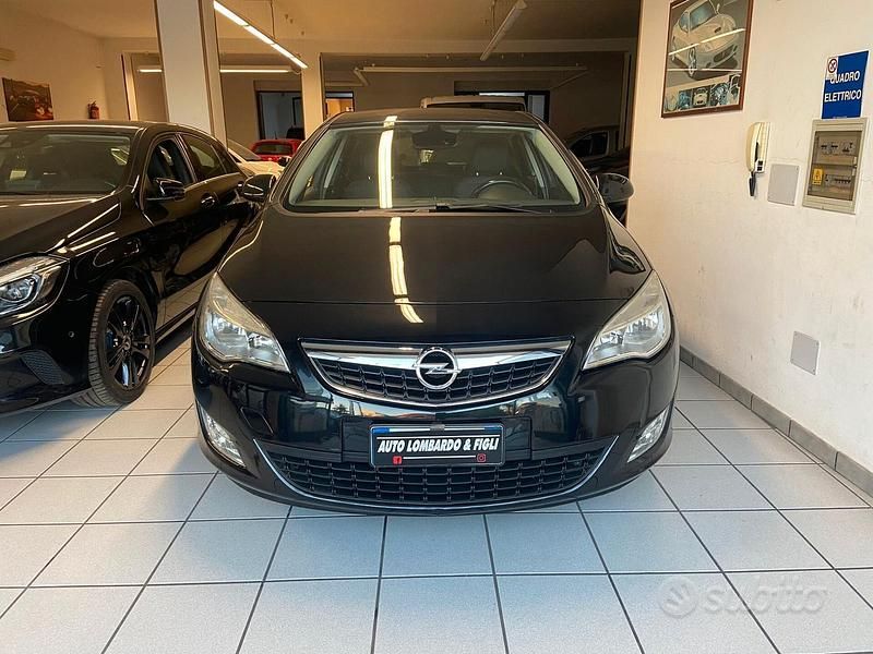 Usata Opel Astra 125 CV (91 kW) 2012 Nero Berlina