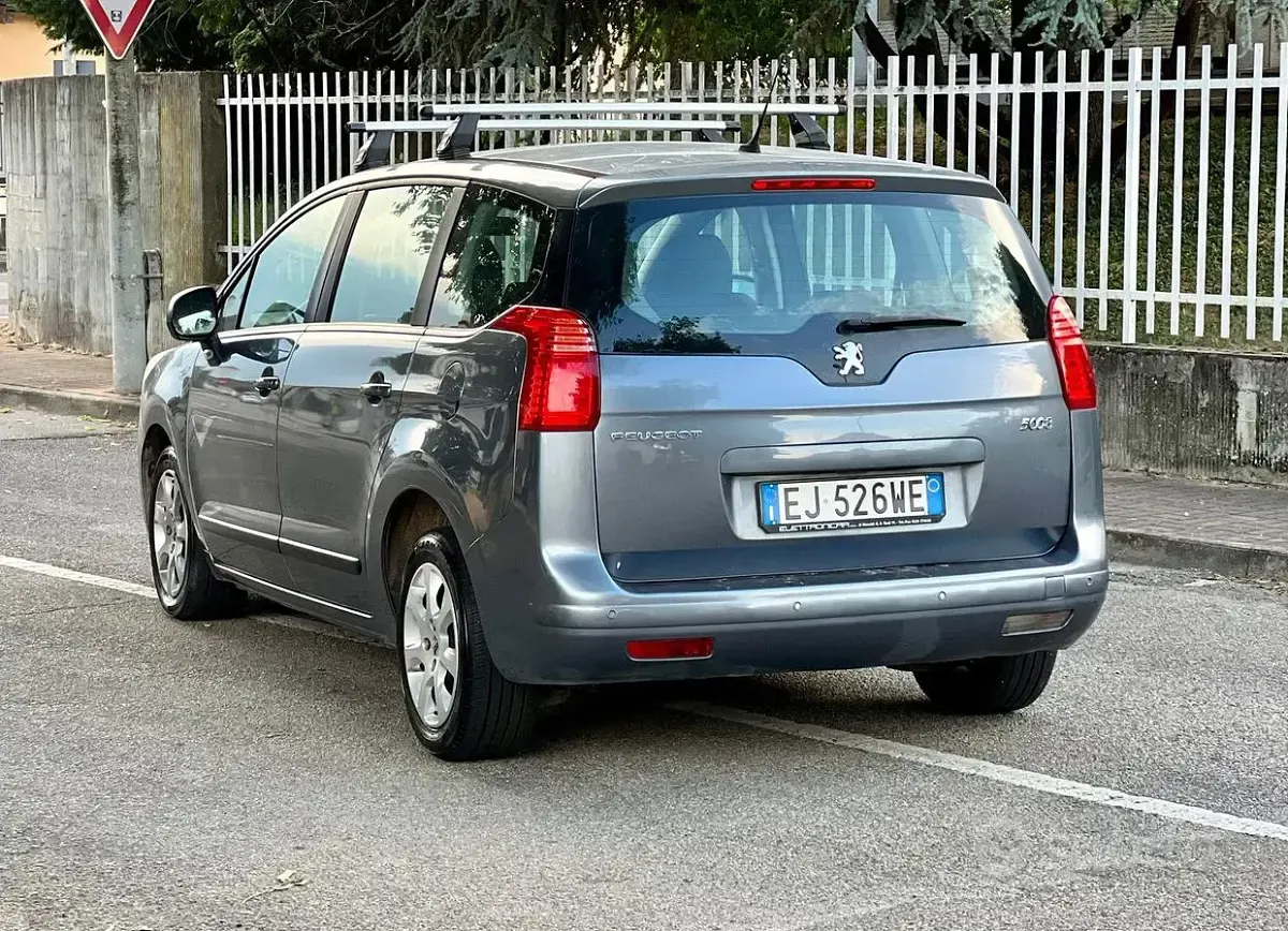 Usata Peugeot 5008 112 CV (82 kW) 2011 Bluazzurro Monovolume