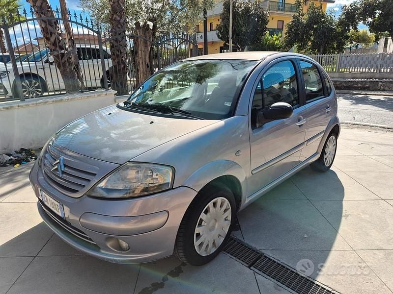 Grigio Usata 2004 Citroën C3 Exclusive Due volumi | 1999 € (Buon prezzo) - Immagine 1/4