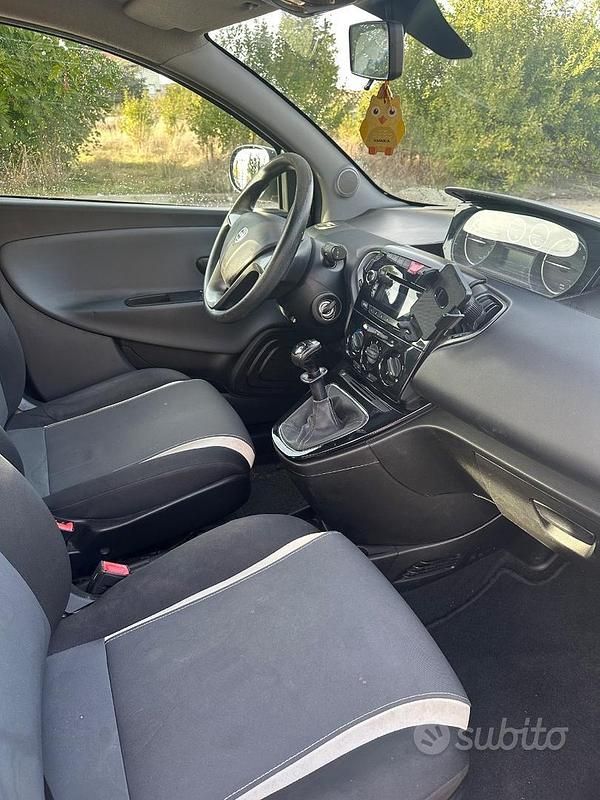 Usata Lancia Ypsilon 54 CV (39 kW) 2015 Nero Utilitaria