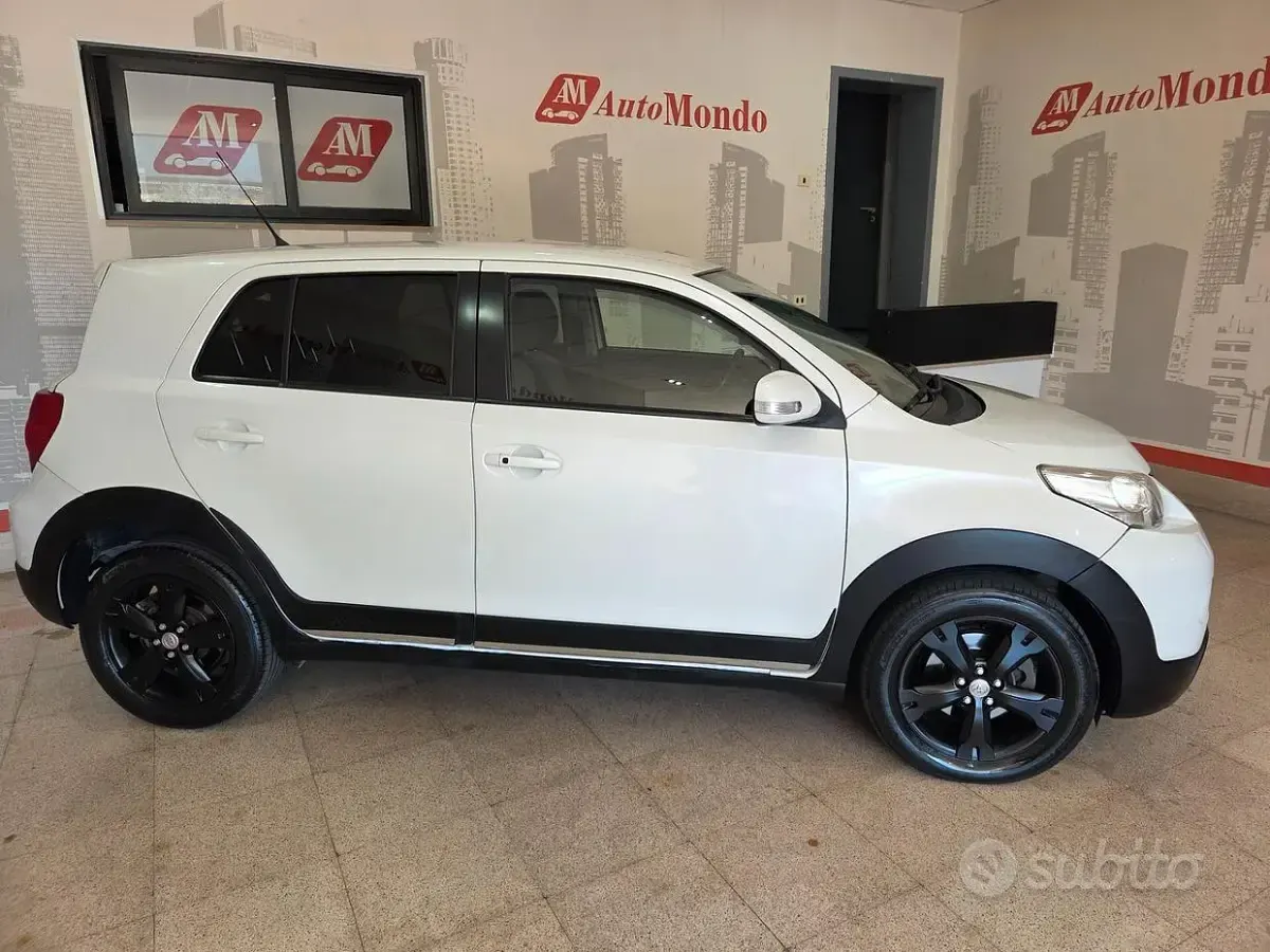 Usata Toyota Urban Cruiser Luxury 90 CV (66 kW) 2011 Bianco Utilitaria