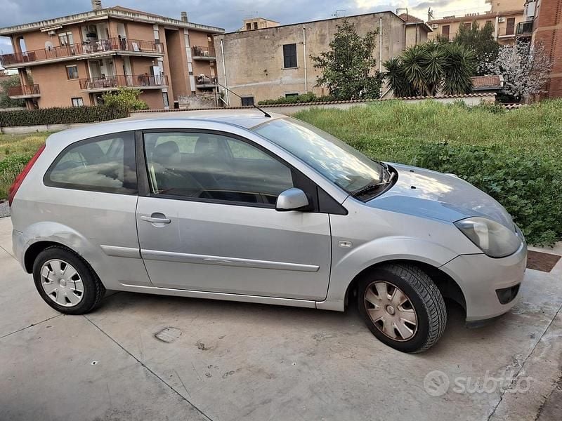 Usata Ford Fiesta Titanium 68 CV (50 kW) 2008 Grigio Utilitaria