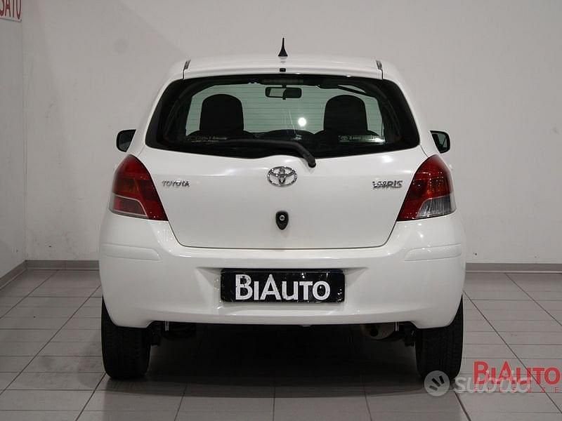 Usata Toyota Yaris Sol 69 CV (50 kW) 2010 Bianco Berlina