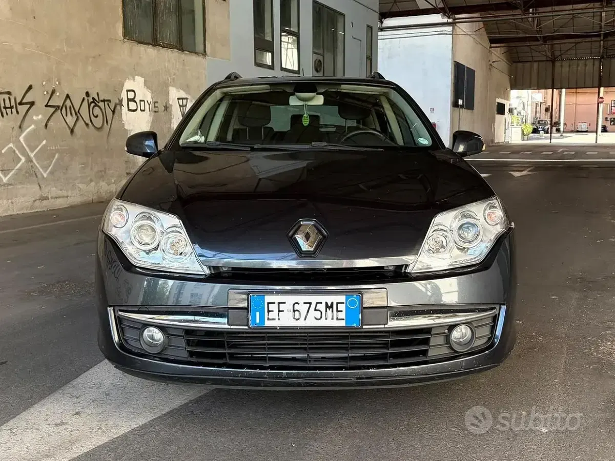 Usata Renault Laguna III Dynamique 110 CV (80 kW) 2010 Bluazzurro Berlina