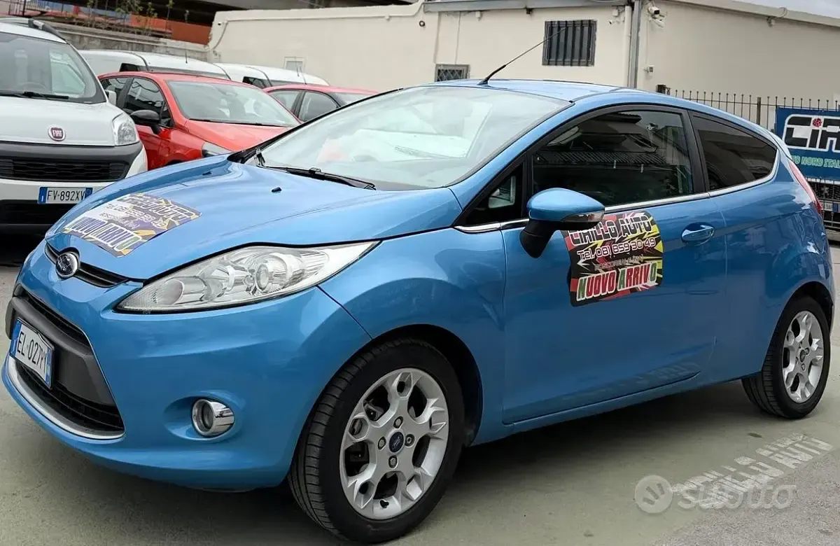 Usata Ford Fiesta 70 CV (51 kW) 2012 Blu Berlina