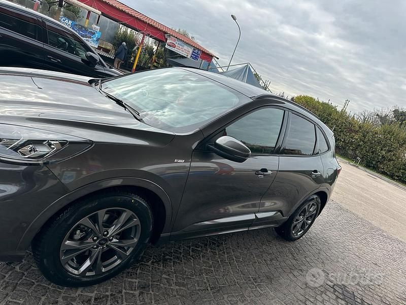 Usata Ford Kuga 120 CV (88 kW) 2022 Nero SUV