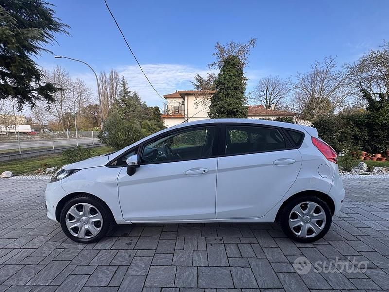Usata Ford Fiesta 60 CV (44 kW) 2011 Bianco Utilitaria