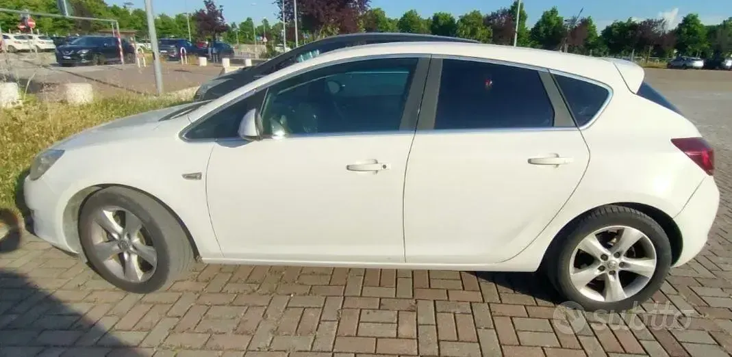 Usata Opel Astra Cosmo 110 CV (80 kW) 2010 Bianco Berlina
