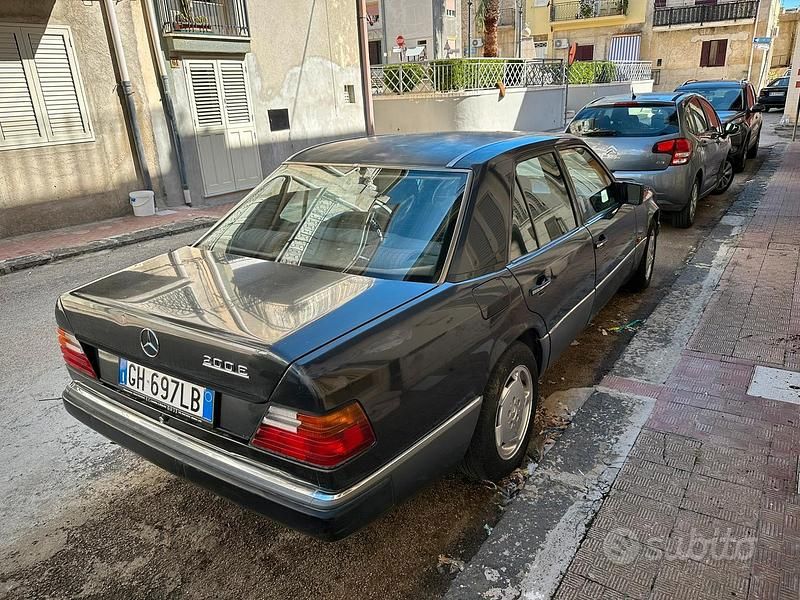 Usata Mercedes E200 122 CV (89 kW) 1991 Nero Berlina