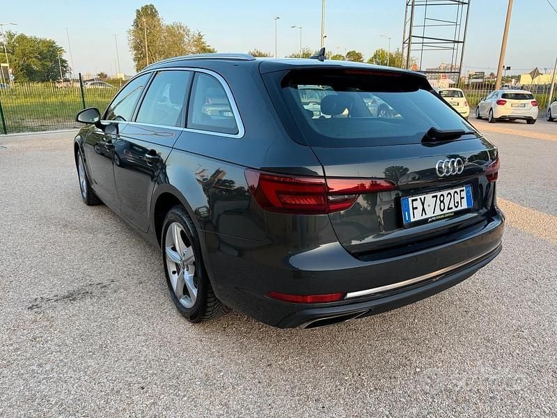 Begagnad Audi A4 S-Line 150 HK (110 kW) 2019 Svart Kombi