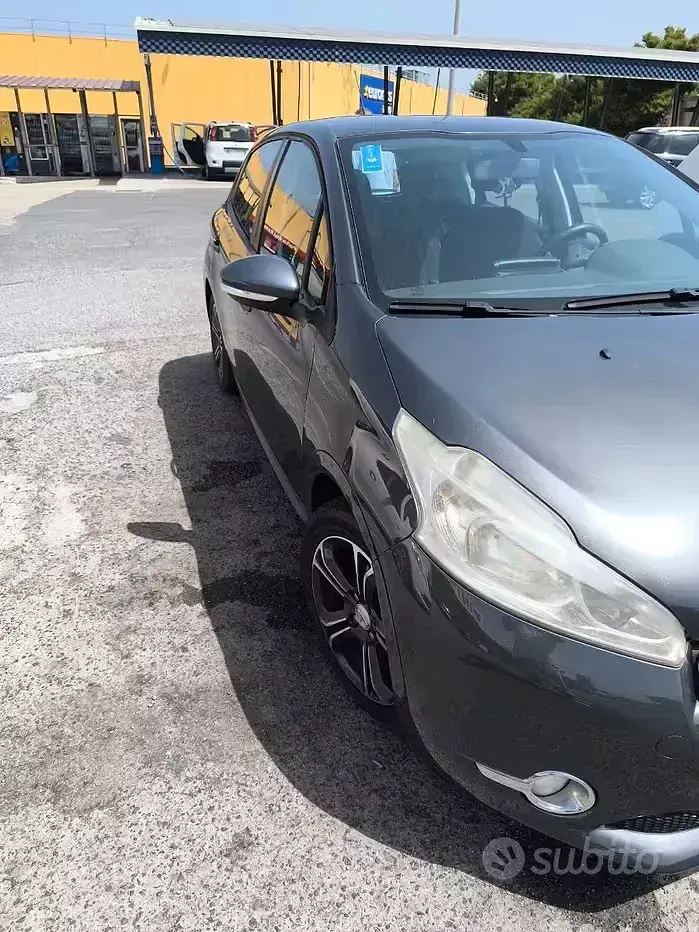 Usata Peugeot 208 82 CV (60 kW) 2015 Grigio Utilitaria