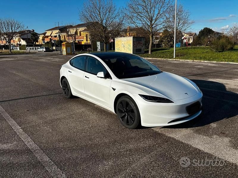 Bianco Usata 2024 Tesla Model 3 RWD Tre volumi | 35.500 € (Molto cara) - Immagine 1/4
