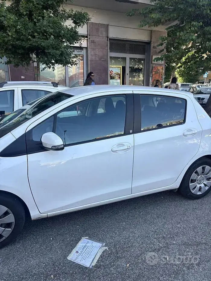Usata Toyota Yaris Cool 69 CV (50 kW) 2015 Bianco Utilitaria