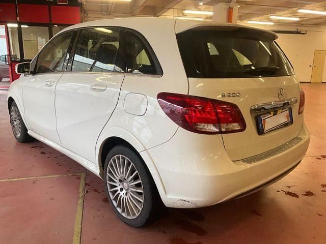 Usata Mercedes B200 156 CV (114 kW) 2015 Bianco Monovolume