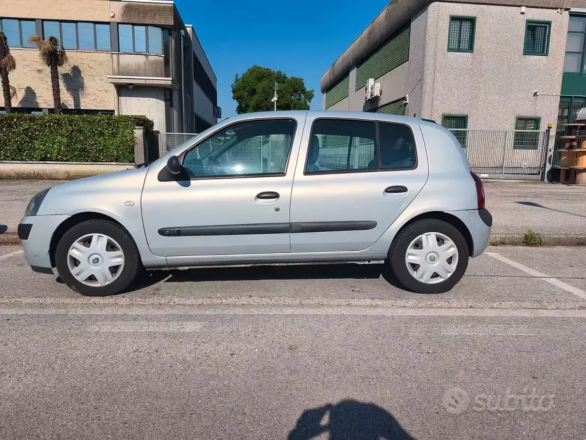Usata Renault Clio II 65 CV (47 kW) 2003 Grigio Berlina