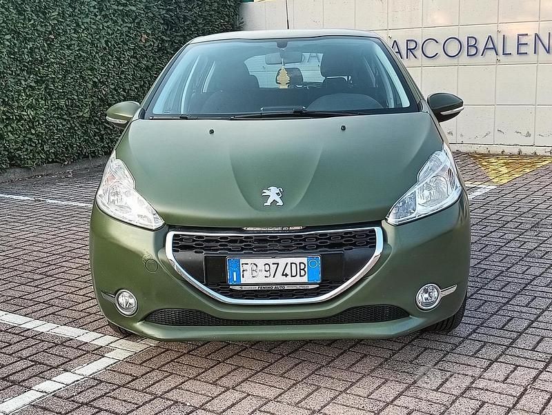 Verde Usata 2015 Peugeot 208 Due volumi | 4900 € (Ottimo prezzo) - Immagine 1/4