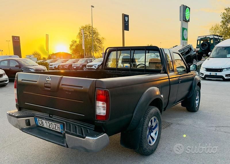 Usata Nissan Navara 133 CV (97 kW) 2002 Nero Pick-up