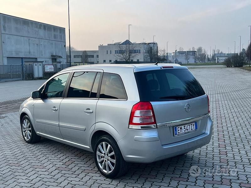 Usata Opel Zafira 150 CV (110 kW) 2012 Grigio Monovolume