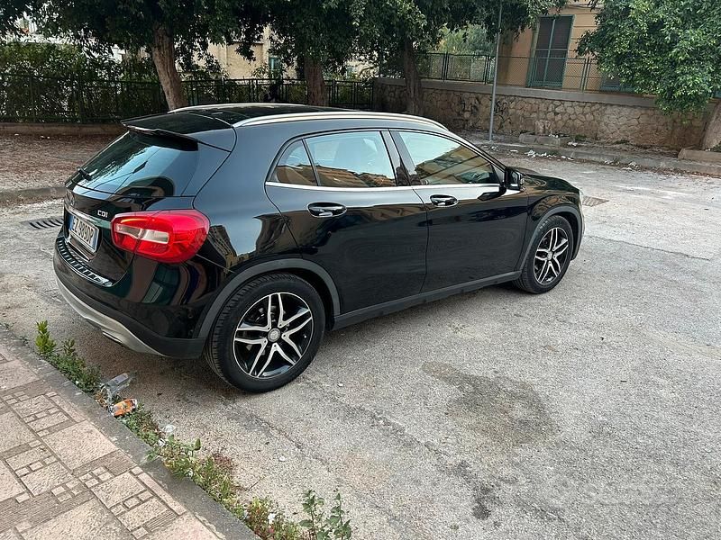 Usata Mercedes A180 109 CV (80 kW) 2016 Nero SUV